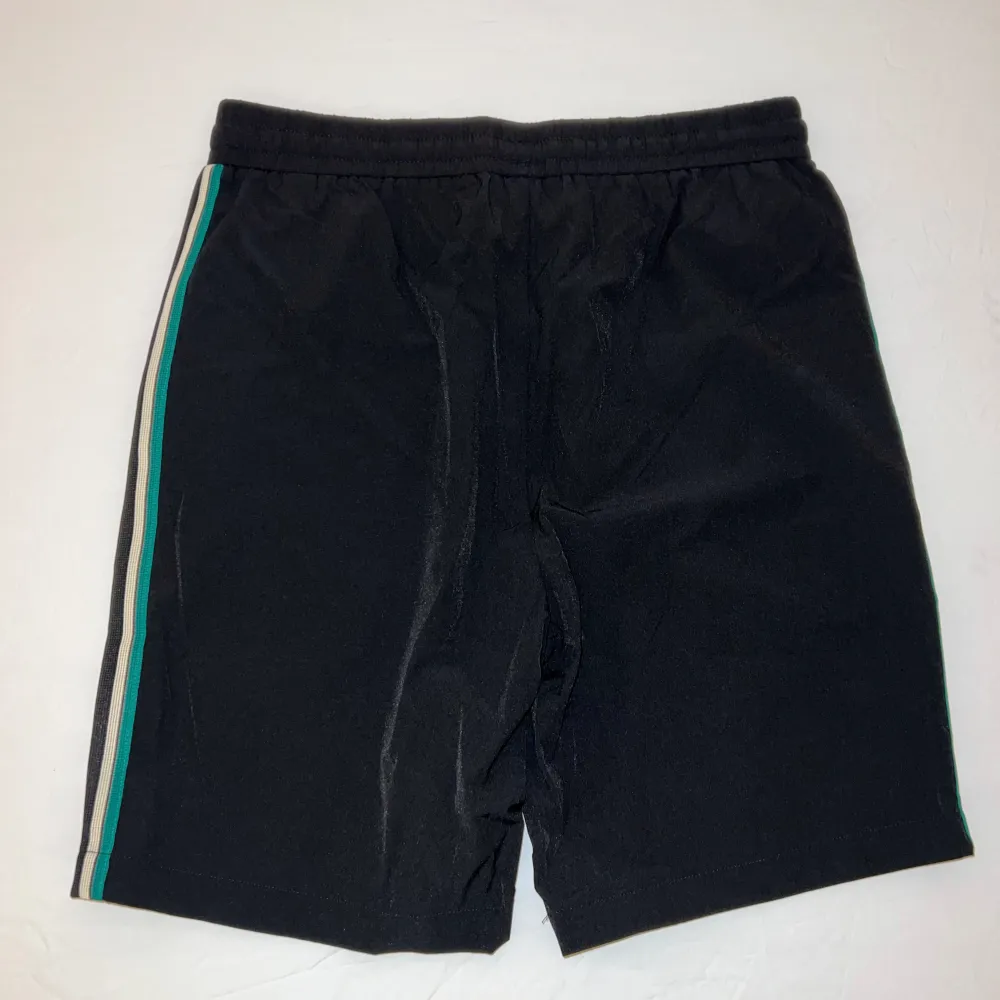 Helt nya Lacoste shorts perfekta till sommaren och våren nu. Sitter riktigt skönt. Pris ej hugget i sten och skriv privat för mer info!. Shorts.