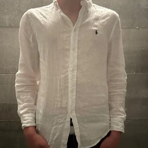 Ralph lauren linne skjorta - Tja! Säljer en Ralph lauren linne skjorta i nyskick. Använd endast ett fåtal gånger och har inga tecken på användning. Den är i storlek 14-16 years och är som en xs/s . Nypris runt 1200kr men jag säljer för endast 700kr. (Lite skrynklig på bilden)