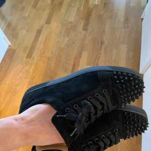 Christian Louboutin skor - Christian Louboutin skor (intresse koll) i riktigt super skick som nya(inte en enda av spikarna är skrapade) använda två gånger storlek 43  Box dustbags och extra laces finns Bara höra av sig vid frågor eller funderingar! Byten funkar!