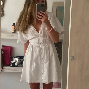 Vit klänning - Så fin vit klänning från zara som jag köpte här på plick (lånad bild), tyvärr för kort för mig som är 1,70!💘💘