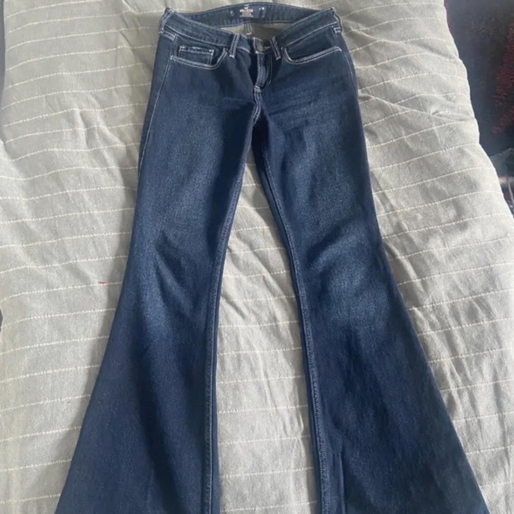 Säljer dessa supersnygga lågmidjade hollister jeansen som endast är testade!  Midjemått: 36 Innerbenslängd: 79. Jeans & Byxor.