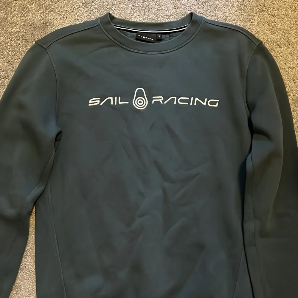 Oanvänd sail racing tröja riktigt snygg rekommenderar skriv vid funderingar oså 👍🏽👍🏽. Tröjor & Koftor.
