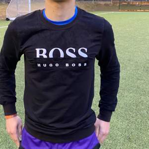 Säljer riktigt fet Hugo Boss tröja till bra pris 🤑Den är i nyskick och färgerna och kvaliteten är dunder💯💯Äkta o har Scan😌😌 Skriv Vid minsta Tanke👊👊👊👊 Kolla#KNOGENS för mera👊