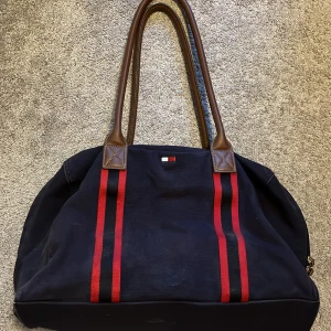 Tommy hilfiger väska  - En stor Tommy hilfiger väska som det får plats mycket i och du kan använda den överallt riktigt snygg 🤩 