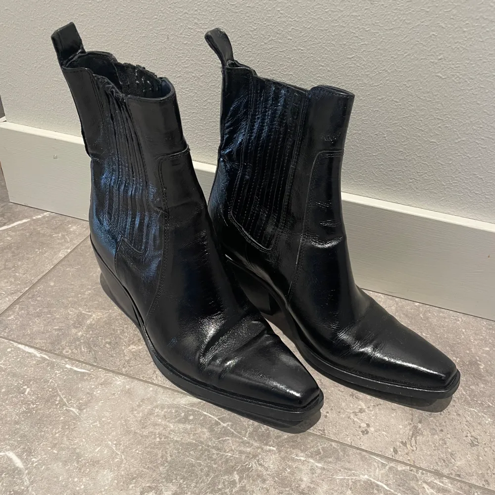 Coola western boots från Novita, tillverkade i Italien, äkta skinn. Använd fåtal gånger, storlek 37. Skor.