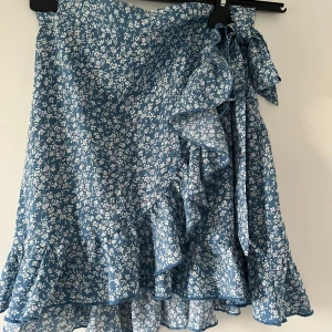 Kjol - Jättefin kjol med små vita blommor, använd 3-4 gånger, i strl xs