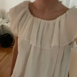 Säljer denna vita blusen man kan ha vanligt men också off shoulder! I storlek Xs/s från Gina💗