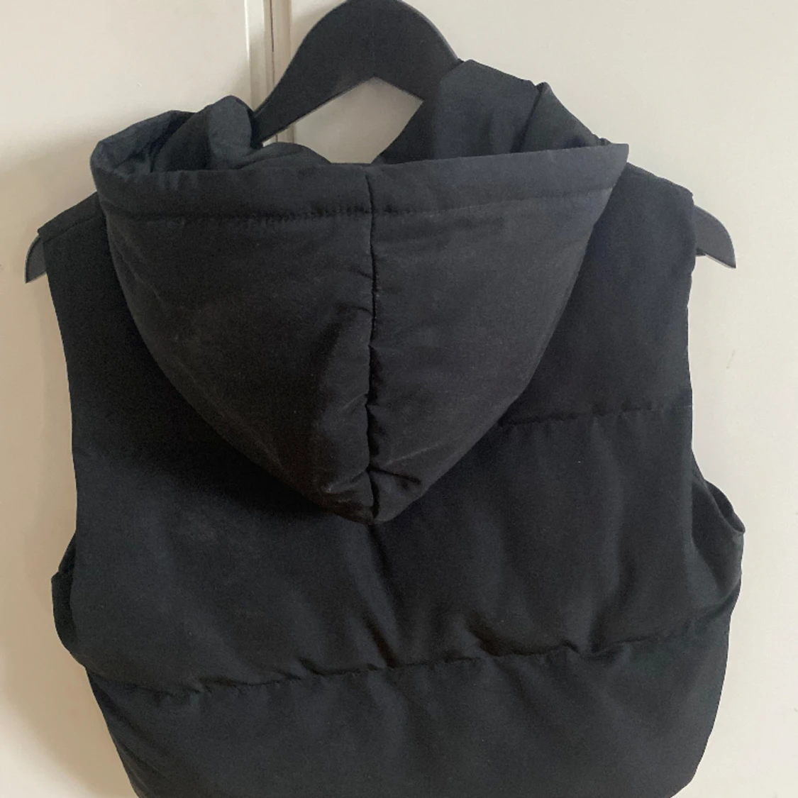 NA-KD väst med huva - 90