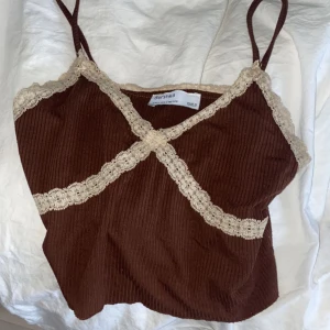 Y2k topp - En super gullig liten topp i storlek xs/S dunkar även M då den är ett töjbart materiel. Priset går att diskuteras och skriv gärna om ni vill ha flera bilder elle rom ni har några frågor.