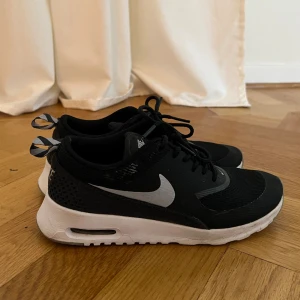 Svarta Nikeskor - Svarta skor från Nike. Storlek 35,5. 200:- ex frakt. 
