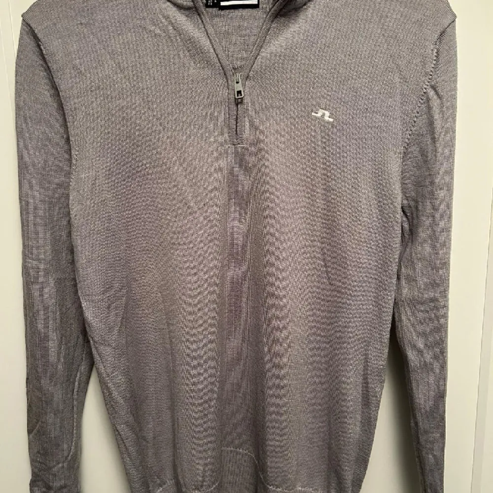 Halfzip tröja för J.Lindeberg i färgen grå, perfekt för golfrundan eller i vardagen. Storleken är M och skicket är 8/10, den är knappt använd och har inga imperfektioner.. Tröjor & Koftor.