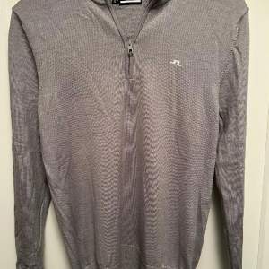Halfzip tröja för J.Lindeberg i färgen grå, perfekt för golfrundan eller i vardagen. Storleken är M och skicket är 8/10, den är knappt använd och har inga imperfektioner.