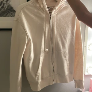 HODDIE - Jätte fin vit beige hoddie från hm (divided) knappast andvänd och säljer för att jag inte kommit andvänding 🥰