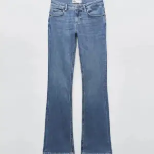 Säljer mina zara bootcut lowwaist jeans i mycket bra skick, storlek 34, jag är 1.62 och passar bra på mig men skulle även passa en några centimeter längre🩷