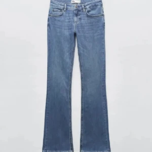 Zara lowwaist jeans - Säljer mina zara bootcut lowwaist jeans i mycket bra skick, storlek 34, jag är 1.62 och passar bra på mig men skulle även passa en några centimeter längre🩷