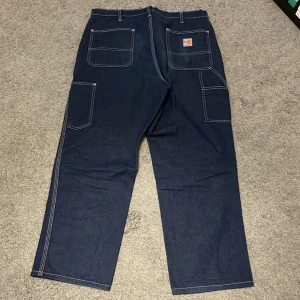 Baggy Carhartt carpenters - Bra skick förutom några fläckar som säkert går att tvätta bort. Skriv för mått eller vid frågor.