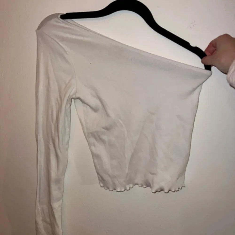 En vit of shoulder tröja från Gina Tricot. Den har små söta volanger i ändarna♥️  Storlek: XS ♥️♥️♥️. Toppar.