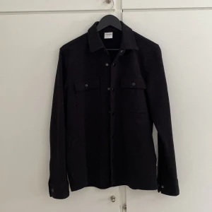 Overshirt - En svart Overshirt från Selected Homme. Något stor i storleken, använd två gånger! Pris kan diskuteras 