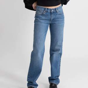 Lågmidjade raka jeans i storlek w24 l 32 motsvarar en xs. Använda en gång!🩵