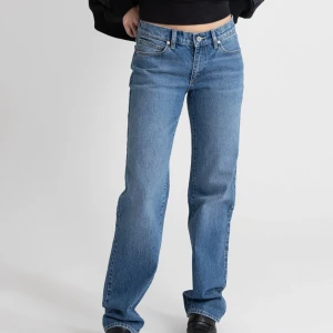 Jeans - Lågmidjade raka jeans i storlek w24 l 32 motsvarar en xs. Använda en gång!🩵