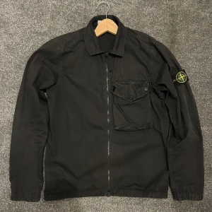Stone island overshirt  - Säljer min stone island overshirt, den är i väldigt bra skick o inga skador. pris kan diskuteras!