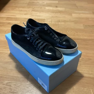 Lanvin Skor - Säljer mina Lanvin skor pga att jag inte har någon användning av dem. Box medföljer, skorna är i  bra skick (8/10) ”inga skador” Skorna är i UK 7(41) men passar 42-43. Snöre till ena skon med kommer i Boxen OBS: Gammal verison