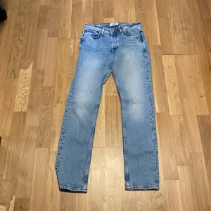 Jeans - De e försmå för mig de har inga håll eller fläckar på sig. 