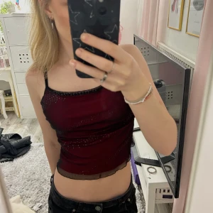 Linne - Superfint rött linne som ej kommer till användning! Jag tycker den har ett väldigt coolt och unikt utseende! 