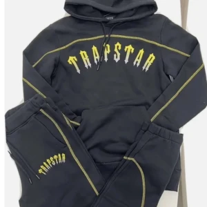 TRAPSTAR X CENTRAL CEE TRACKSUIT - Trapstar träningsoverall i storlek S, använd endast en dag. Med dess ikoniska design och perfekta skick. Jag erbjuder den till ett förmånligt pris eftersom den tyvärr var för liten för mig, vilket innebär att du kan få denna högkvalitativa plagg till
