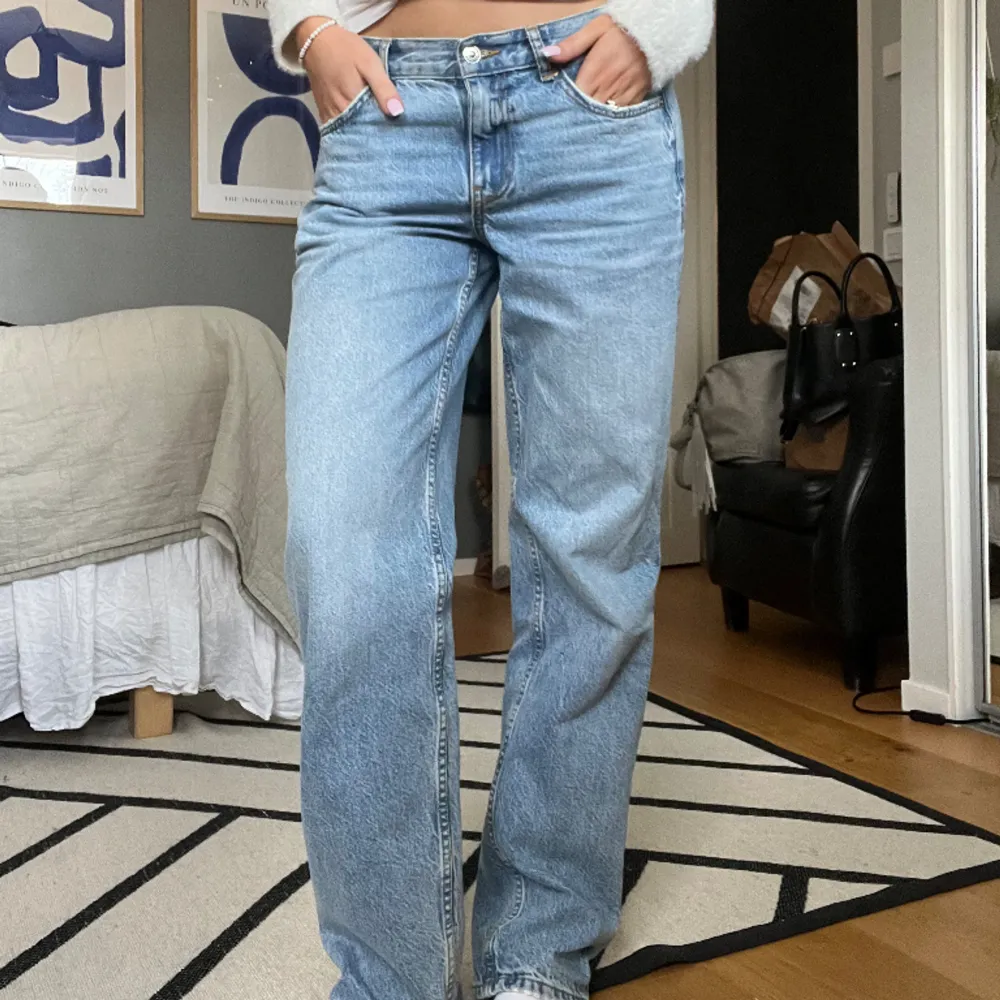 Perfekta lågmidjade baggy jeans från Gina tricot!! I toppenskick och slutsålda, köpta för 600!🌸. Jeans & Byxor.