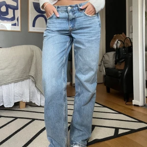 Lågmidjade baggy Gina jeans  - Perfekta lågmidjade baggy jeans från Gina tricot!! I toppenskick och slutsålda, köpta för 600!🌸