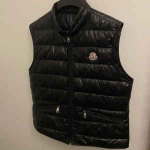 Moncler gui - Tjena, säljer nu en riktigt fin Moncler gui väst i färgen svart storlek 2 vilket motsvarar ca s-m, mycket gott skick 8,5/10 hör av er vid funderingar 🙏