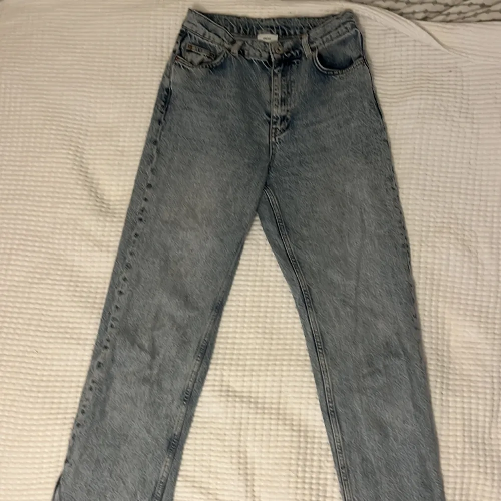 Säljer dessa jeans då de tyvärr inte passar mig längre. Vid frågor så är det bara att höra av sig 💕. Jeans & Byxor.