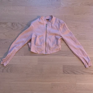 Rosa sommarjacka  - Säljer denna söta rosa sommarjacka från Gina Tricot 😊storlek 34