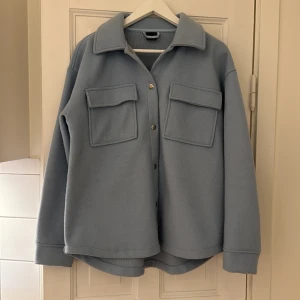 Jacka från Ginatricot - Tunn jacka från Ginatricot, använd och har några mindre fläckar som går att tvätta bort. 