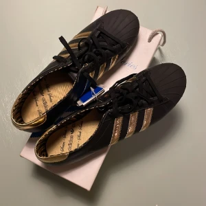 Helt nya adidasskor - Svart adidas "sleek series" stl 40 eller 7,5. Svarta med guld. Aldrig använda och har lappar kvar. 