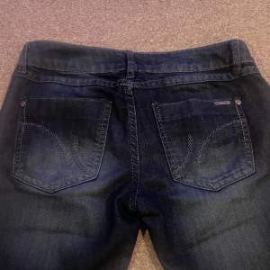 Snygga boot cut miss capri jeans Innerbenslängd-80cm Midjemått- 35cm 