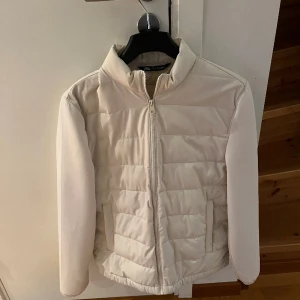 Zara Cardigan - Säljer nu min riktigt snygga cardigan från Zara, knappt använd och är i perfekt skick! 