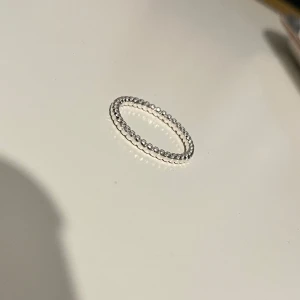 Tunn räfflad silver ring  - Silver pläterad ring 