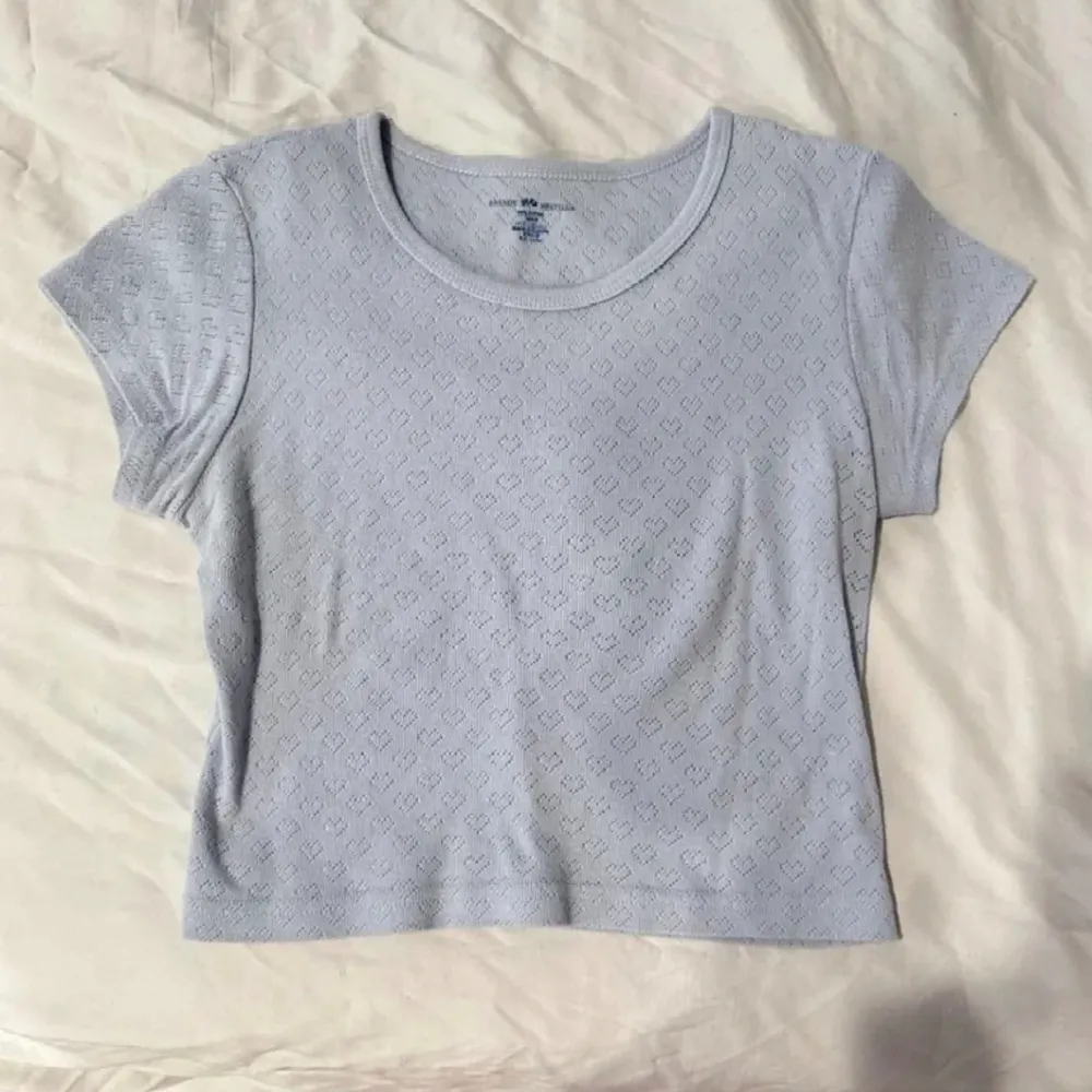 Säljer denhär supersöta tröjan från brandy Melville med små hjärtan på🫶🫶 kom privat för fler bilder🤍. T-shirts.