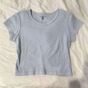 Brandy Melville tröja🤍 - Säljer denhär supersöta tröjan från brandy Melville med små hjärtan på🫶🫶 kom privat för fler bilder🤍