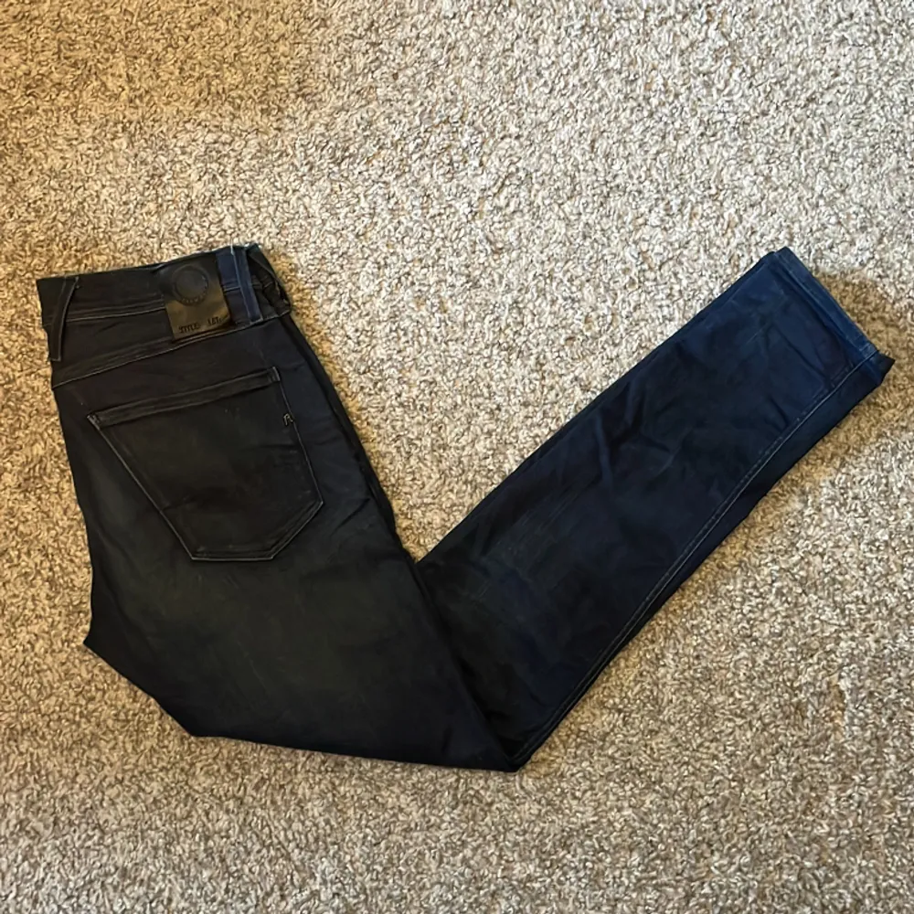 Replay jeans i en snygg blå färg. Modellen är Anbass och har storleken W29 L32. Skick 7,5/10. Vid fler frågor, skriv gärna privat // AR. Jeans & Byxor.