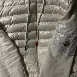 Moncler Cardigan - Tjena, säljer nu min Moncler Cardigan för en billig peng men priset är inte hugget i sten för mer frågor eller intresse hör av er Mvh/Kevin!