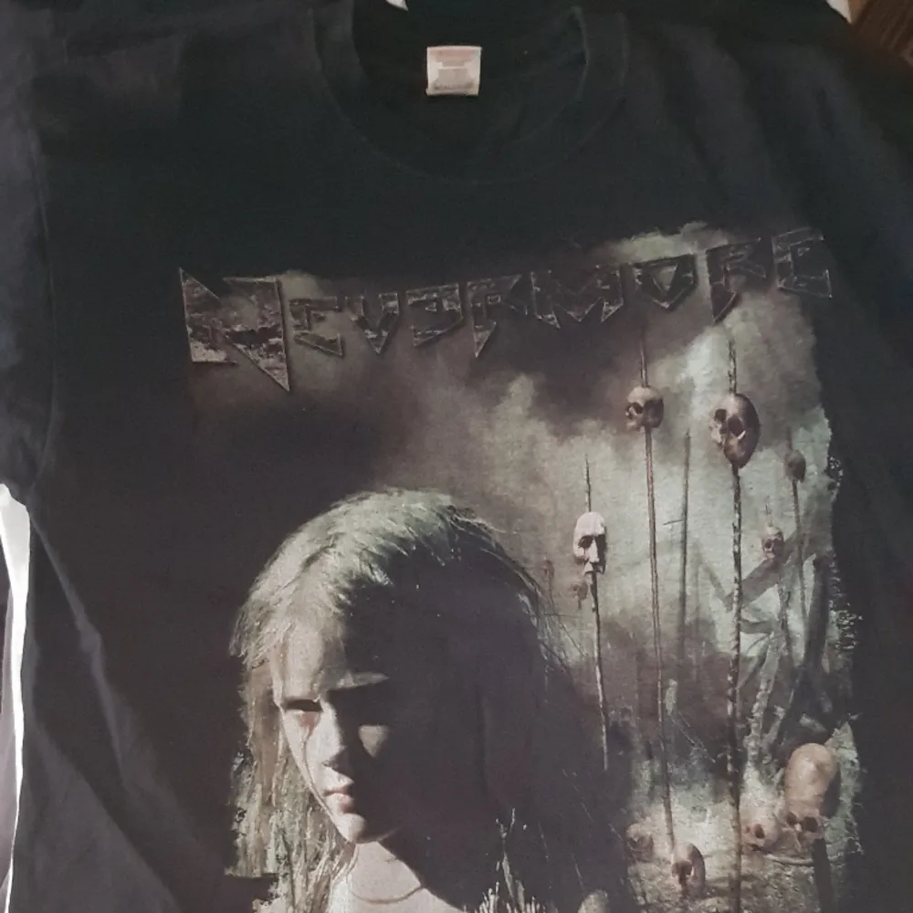Band T-Shirt med Nevermore tryck på front och rygg. T-shirts.