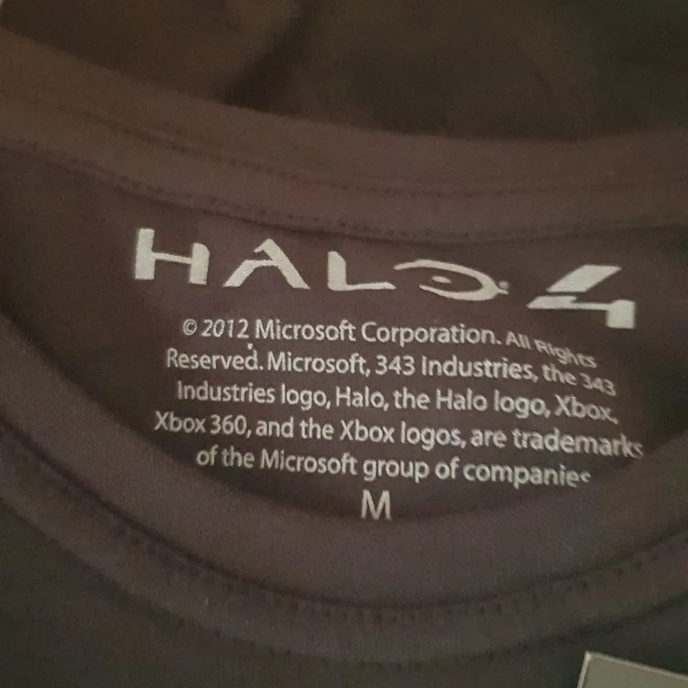 T-Shirt med tryck från Bungie spelet Halo 4. T-shirts.
