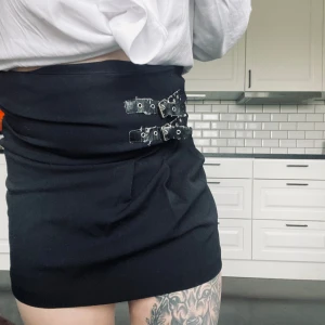 Kjol goth alternativ  - Kjol stor strl 40 men är som S använt skick se slitage på fejkläderremmarn. Dock snyggt slitage 