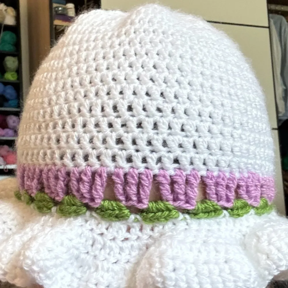 Handgjord virkad hatt/mössa med lila tulpaner. Accessoarer.