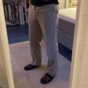 Beige kostymbyxa - Beigea kostymbyxor! Är lite slitna på benet (bild 2) och vid fickan (bild 3), sitter som W32 L32