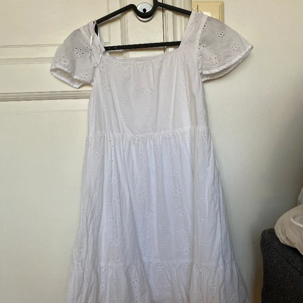 En vit sommar klänning i st 146 i barnstorlek . Den är använd max två gånger och i ett fint skick, inga fläckar eller märken. Den är köpt på hm för några månader sedan. Säljer för att den är för liten. OBS! Köparen står för frakten. Klänningar.