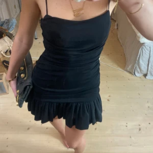 Klänning  - SUPER snygg klänning, jätte lik den från maje!!